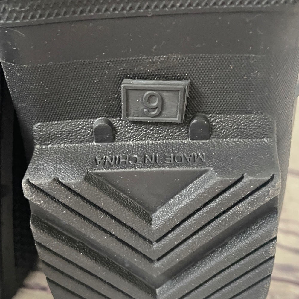 Women's Black Rain Boots Size (9) - Picture 7 of 12